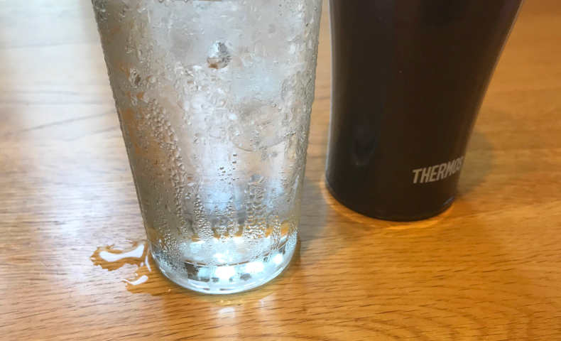 60分後、ガラスコップの周りは水滴だらけ。